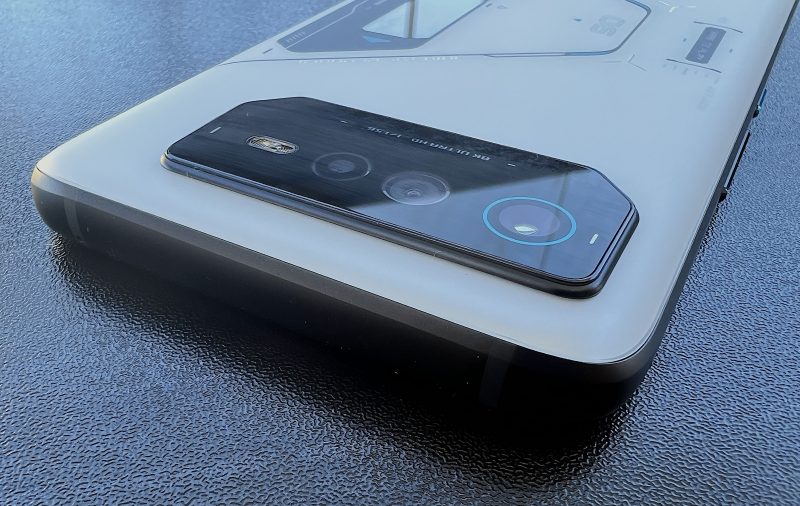 Kamerakohouma nousee selvästi muusta ROG Phone 6 Pron takapinnasta.