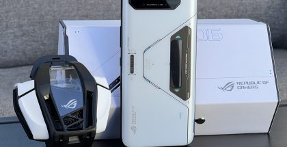 Asus ROG Phone 6 Pro ja AeroActive Cooler 6 -tuuletinlisäosa.