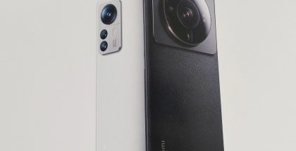Xiaomi 12S Ultra etualalla vuotokuvassa. Takana Xiaomi 12S Pro.