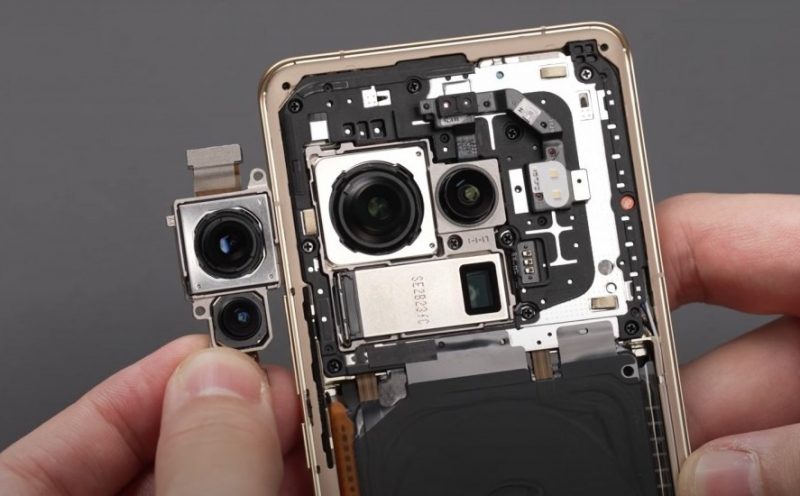 Xiaomi 12S Ultra. Rinnalla vertailukohtaa antamassa 1/1,31"-koon Samsung ISOCELL GNV -kamerakenno.