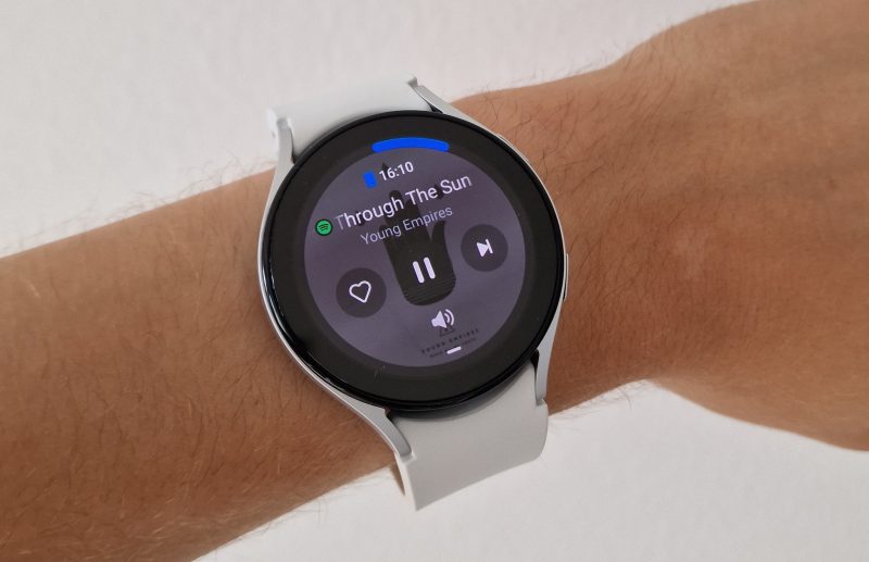 Samsung Galaxy Watch5:llä on helppo hallinnoida älypuhelimella toistuvaa musiikkia. Myös suoratoistopalveluita, kuten kuvan Spotifya, voi käyttää.
