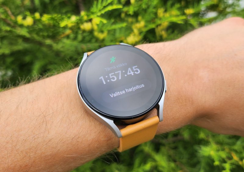 Samsung Galaxy Watch5 istuu hyvin käteen, ja tarkka näyttö on tarpeeksi kirkas.