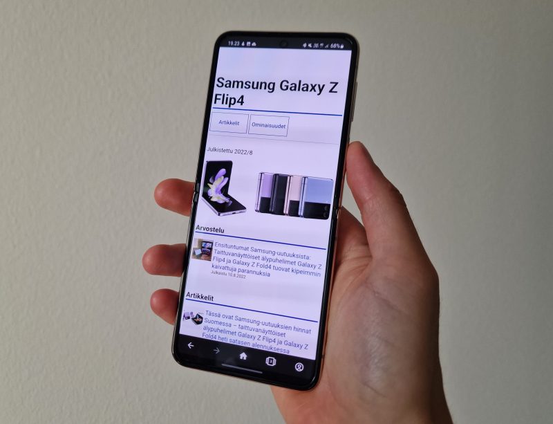 Avattuna Galaxy Z Flip4 on lähestulkoon tavallisen älypuhelimen tuntuinen.