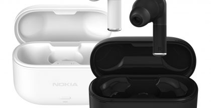 Kuvassa aiemmat Nokia Clarity Earbuds 2 Pro -kuulokkeet ja -latauskotelo valkoisena ja mustana värivaihtoehtona.