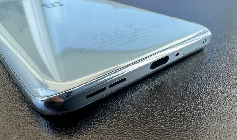 OnePlus 10T:n pohjassa on kaiutin- ja mikrofoniaukkojen lisäksi USB-C-liitäntä ja SIM-korttikelkka.