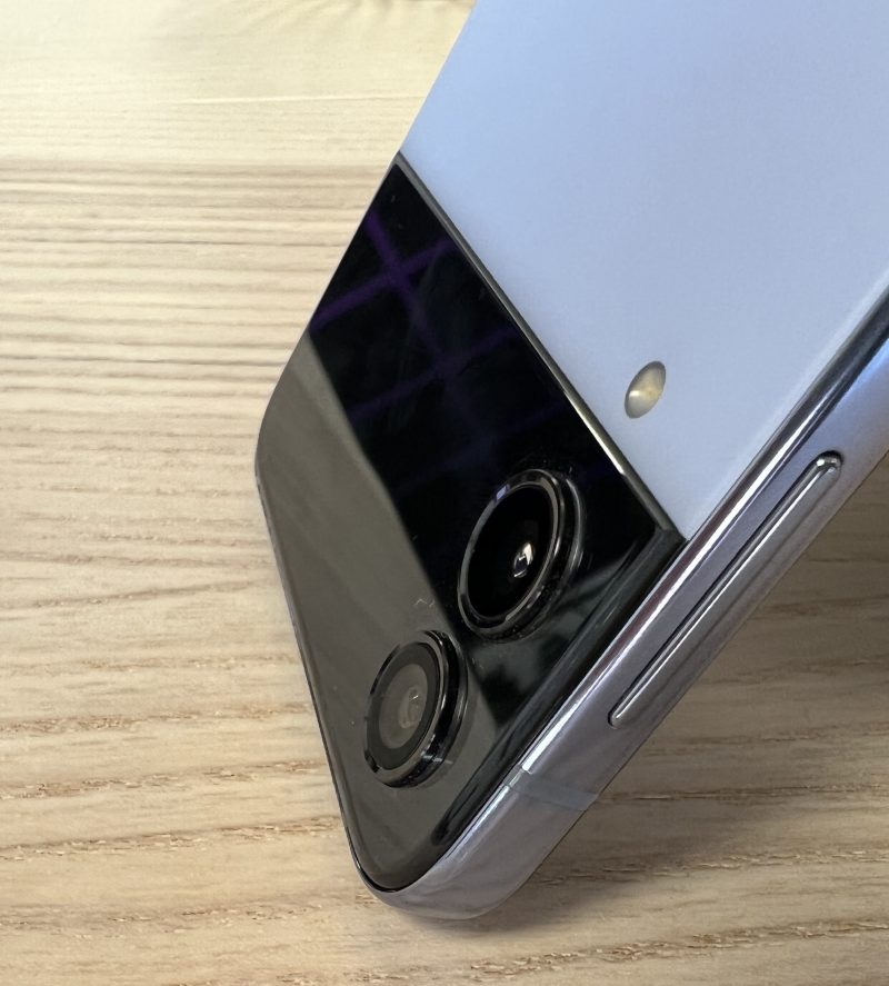 Kannen kamerat kohoavat Galaxy Z Flip4:ssä selvästi muusta pinnasta toisin kuin vielä Galaxy Z Flip3:ssa. Pääkamera on uudistunut suuremmalla kennolla.