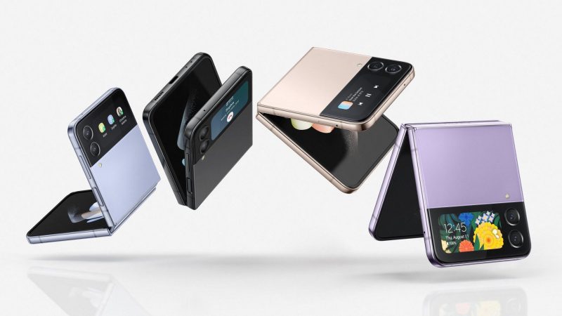 Galaxy Z Flip4 eri väreissä.