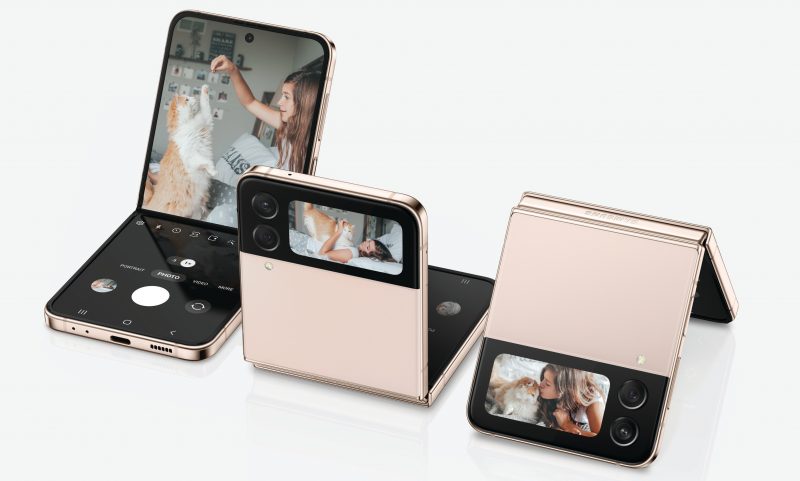 Galaxy Z Flip4 eri kuvakulmista.