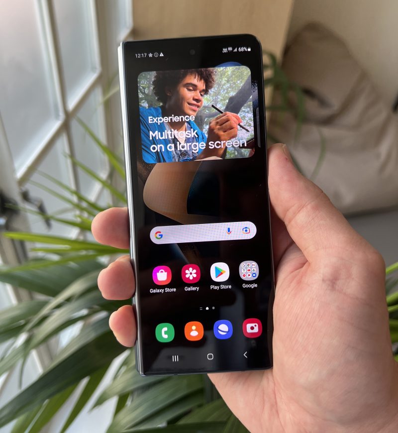 Galaxy Z Fold4:n kansinäytön kuvasuhde on nyt 23,1:9. Lähempänä tavanomaisia älypuhelimia oleva näytön muoto parantaa käytettävyyttä.