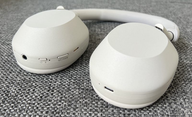 Sony WH-1000XM5 -kuulokkeiden painikkeet sijaitsevat vasemmanpuoleisessa kuulokekupissa.