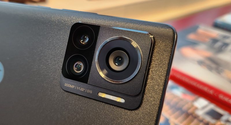 Edge 30 Ultra on ensimmäinen älypuhelin 200 megapikselin kameralla.