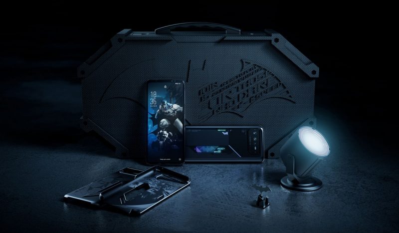 Asus ROG Phone 6 Editionin myyntipakkaus sisältää myös Bat-Signal-projektorin.