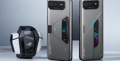 ROG Phone 6D Ultimate ja ROG Phone 6D. Vasemmalla puolella AeroActive Cooler 6 -tuuletinlisäosa.