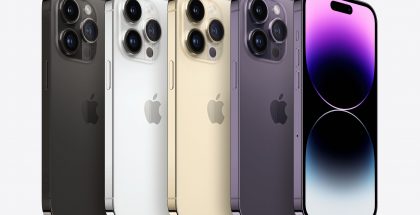 Kuvassa iPhone 14 Pro eri väreissä. Ongelmat tehtaalla johtivat pulaan puhelimista loppuvuonna 2022.