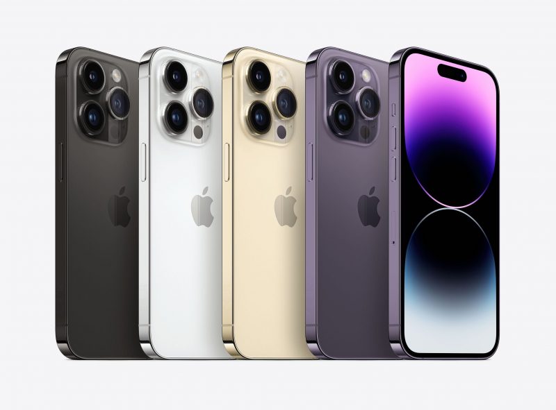 Kuvassa iPhone 14 Pro eri väreissä. Ongelmat tehtaalla johtivat pulaan puhelimista loppuvuonna 2022.