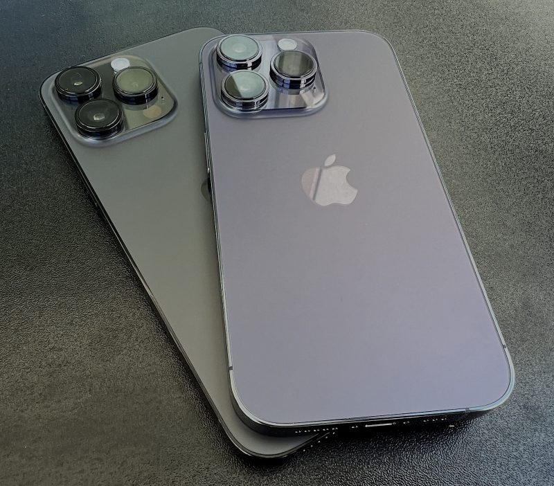 Tähtimusta iPhone 14 Pro Max ja tummanvioletti iPhone 14 Pro.