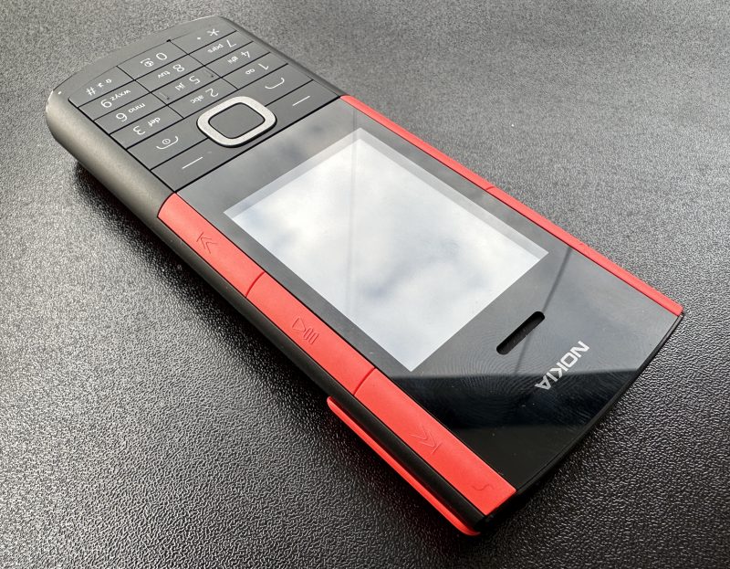 Näytön vasemmalta sivulta Nokia 5710 XpressAudiosta löytyy kolme painiketta: keskimmäinen toiston keskeyttämiseen ja jatkamiseen, ja sen eri puolilta siirtymiseen seuraavaan tai edelliseen kappaleeseen.
