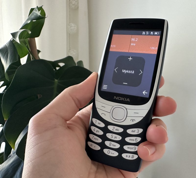 FM-radio on yksi parhaita ominaisuuksia Nokia 8210 4G:n kaltaisessa peruspuhelimessa.