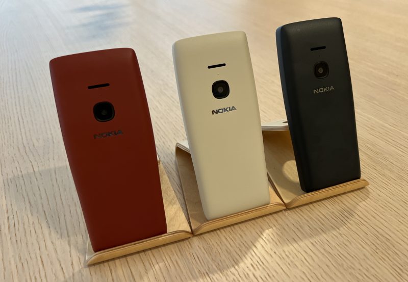 Nokia 8210 4G:n eri värivaihtoehdot.