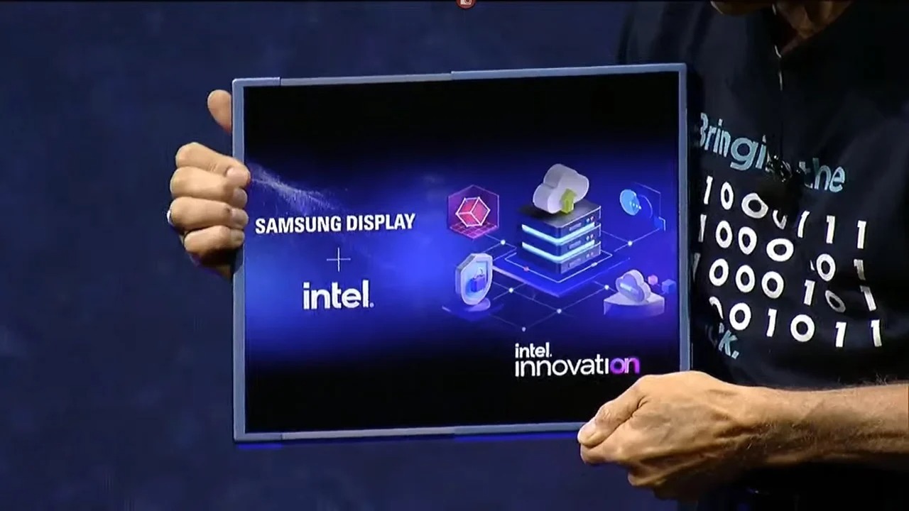 Samsungin yhdessä Intelin kanssa esittelemä laite 17-tuumaiseksi laajenevalla näytöllä.
