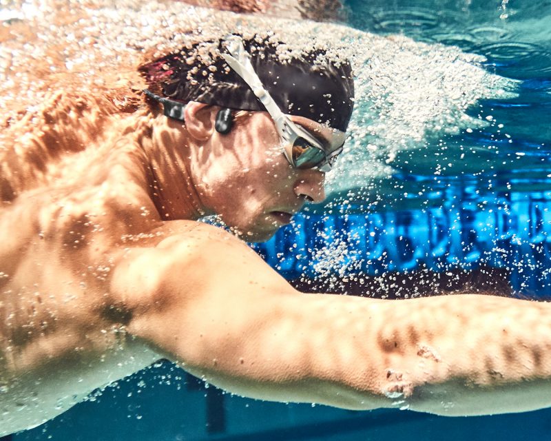 Shokz OpenSwim -kuulokkeet soveltuvat käyttöön uidessa.