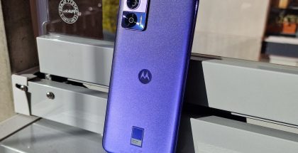 Kuvassa vuonna 2022 esitelty Motorola Edge 30 Neo.