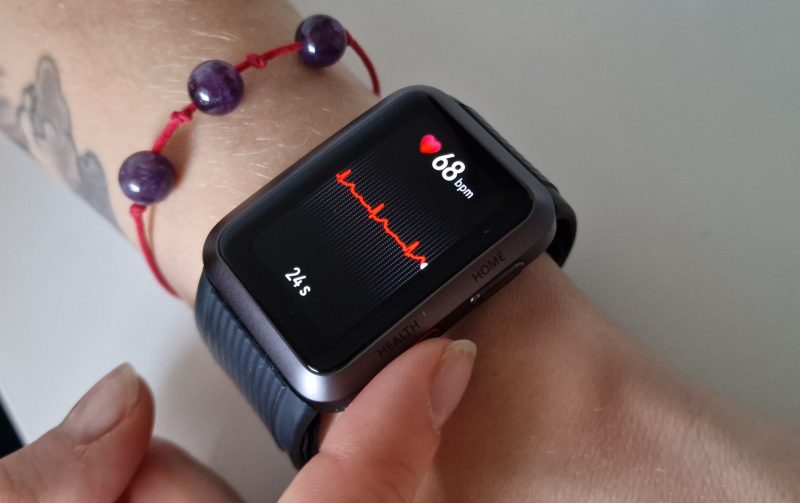 Huawei Watch D tallentaa myös sydänfilmejä. Health-painike toimii anturina.
