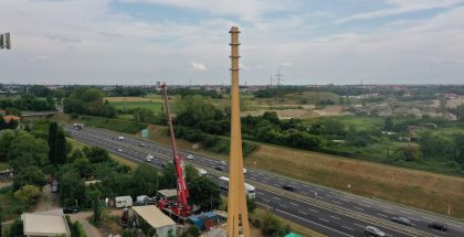 Italian ensimmäinen puurakenteinen Ecopol-masto pystytettiin Milanon lähelle kesällä 2021. Kuva: Ecotelligent Oy.