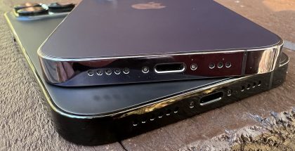 Kuvan iPhone 14 Prossa ja iPhone 14 Pro Maxissa on yhä Lightning-liitäntä. iPhone 15 -puhelimiin tulossa on sen sijaan USB-C.