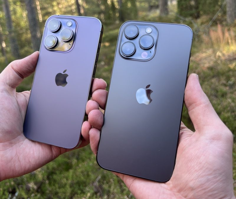 Tummanvioletti iPhone 14 Pro ja tähtimusta iPhone 14 Pro Max.