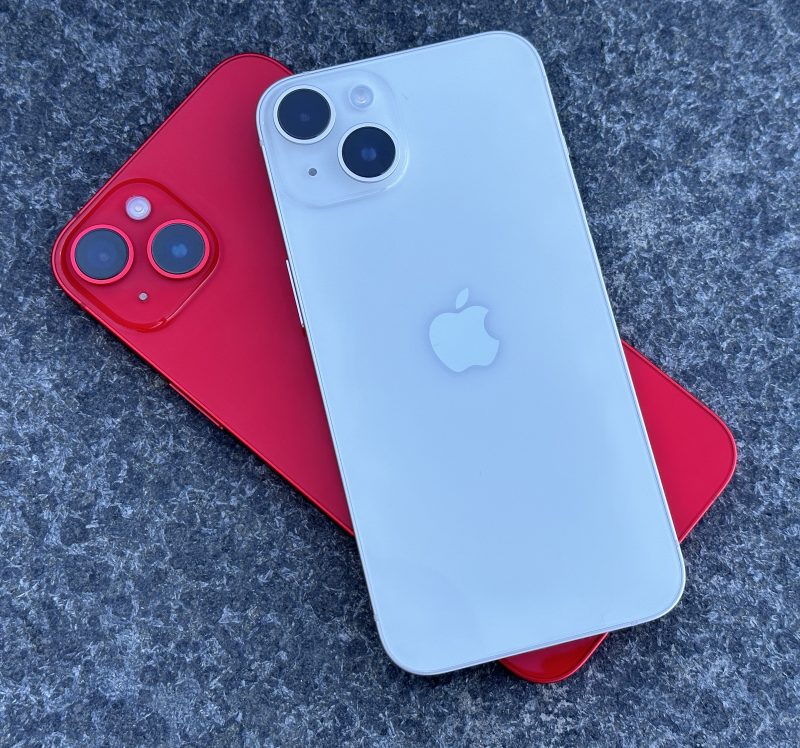 Tähtivalkea iPhone 14 ja punainen PRODUCT(RED) iPhone 14 Plus.