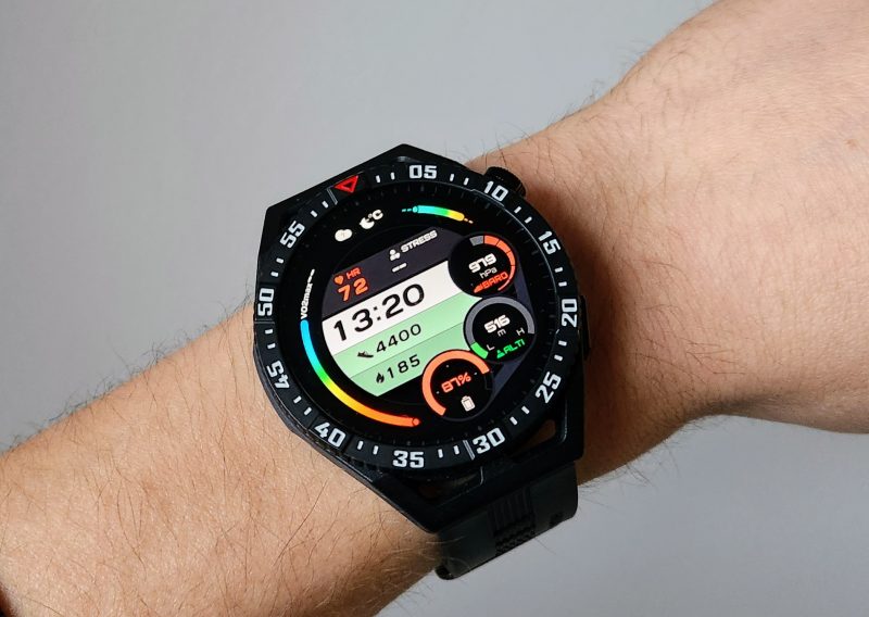 Muovinen ja täten kevyt Huawei Watch GT 3 SE tuntuu mukavalta ranteessa.