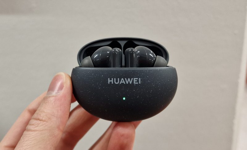 Huawei FreeBuds 5i:llä on kuulokemarkkinoilla kymmenittäin haastajia.