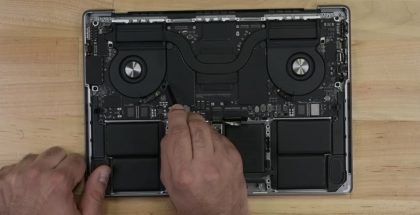 Kuvankaappaus iFixitin vuoden 2023 MacBook Pro -purkuvideolta.