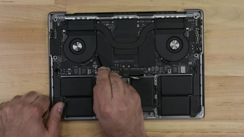 Kuvankaappaus iFixitin vuoden 2023 MacBook Pro -purkuvideolta.