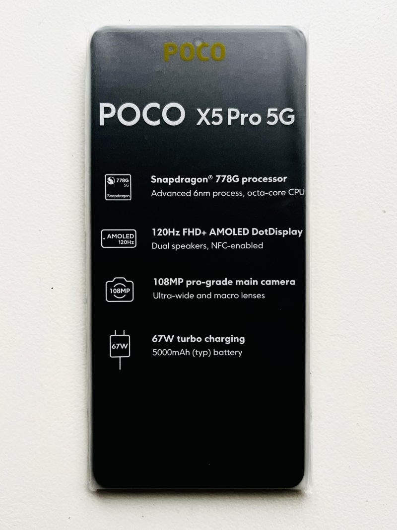 Poco X5 Pro 5G etupuolelta teknisten tietojen listauksen kera. Kuva: Just Another Occasional Leaker / Twitter.
