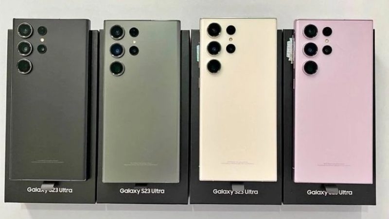 Samsung Galaxy S23 Ultra eri väreissä KM Cell Storen kuvassa.