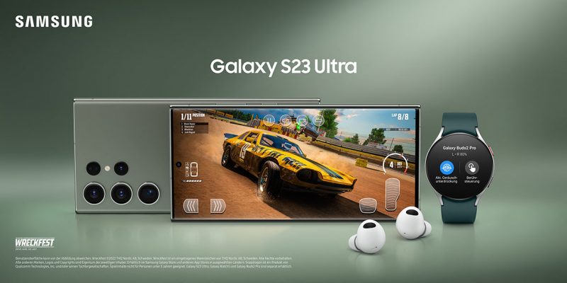 Samsung Galaxy S23 Ultra vuotaneessa markkinointikuvassa.