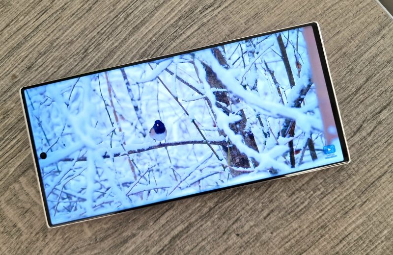Samsung Galaxy S23 Ultran näyttö on loistokas.
