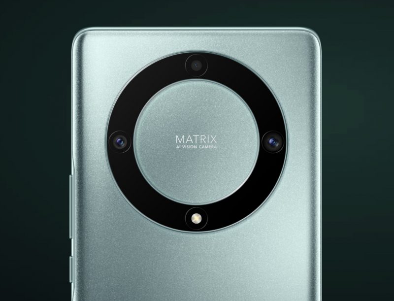 Honor Magic5 Lite 5G:n kolme takakameraa sijaitsevat kaukana toisistaan ympyrän eri osissa.