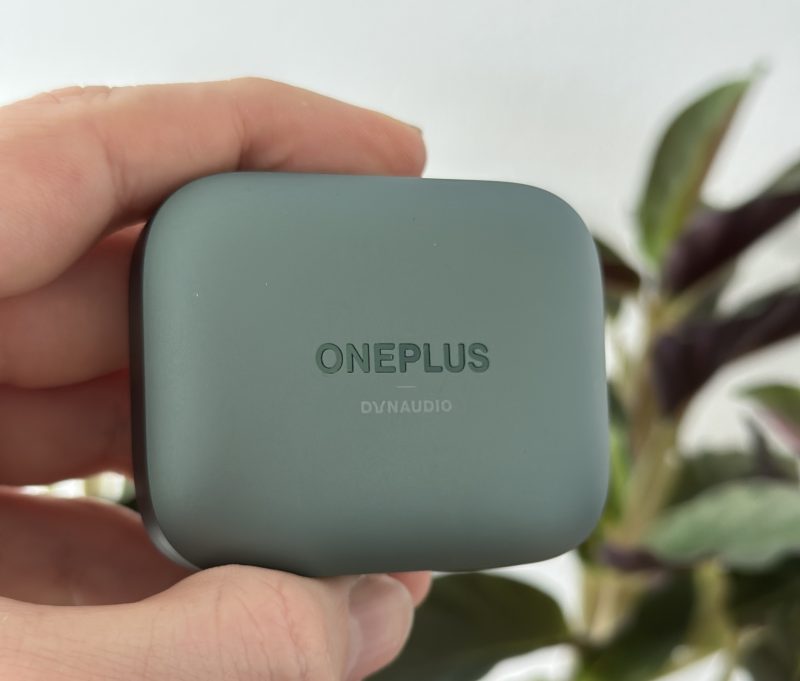 OnePlus Buds Pro 2 -latauskotelossakin mainitaan Dynaudio-kumppanuudesta.