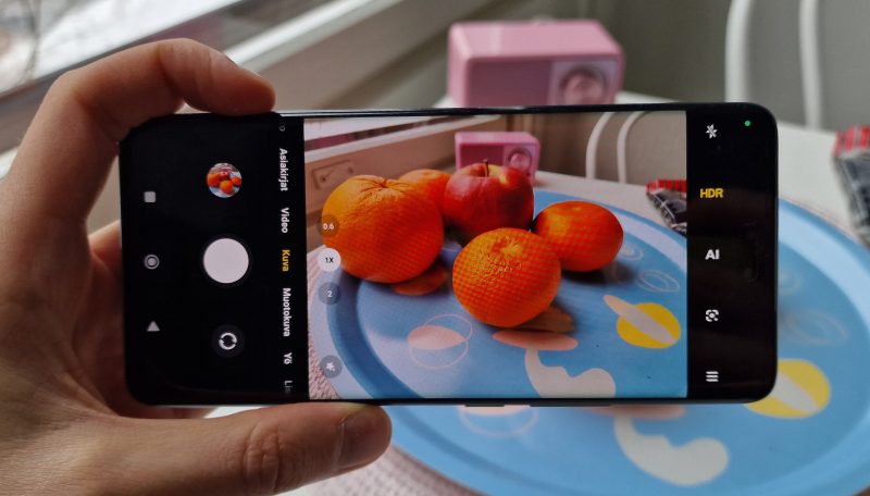 Xiaomi 13 Liten pääkamera tallentaa värit miellyttävän täyteläisinä.