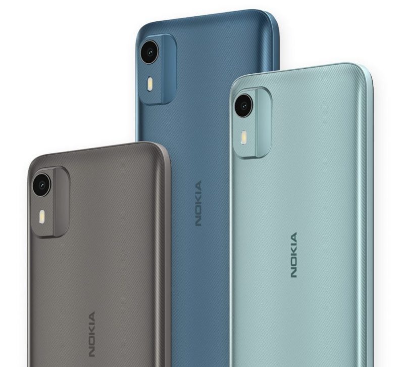 Nokia C12 -puhelinten kolme värivaihtoehtoa.