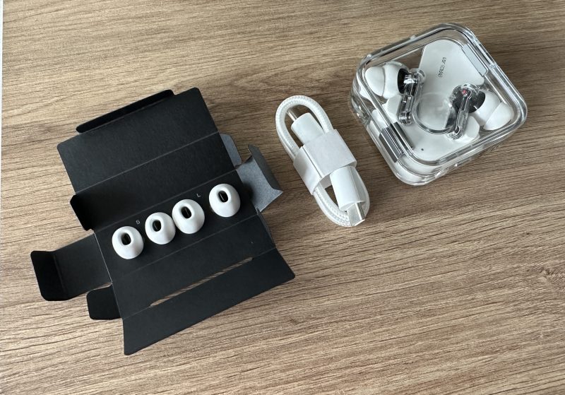 Nothing Ear (2):n mukana toimitetaan yhteensä kolme kokoa tulpista ja molemmista päistään USB-C-liittimellä varustettu lyhyt kaapeli.