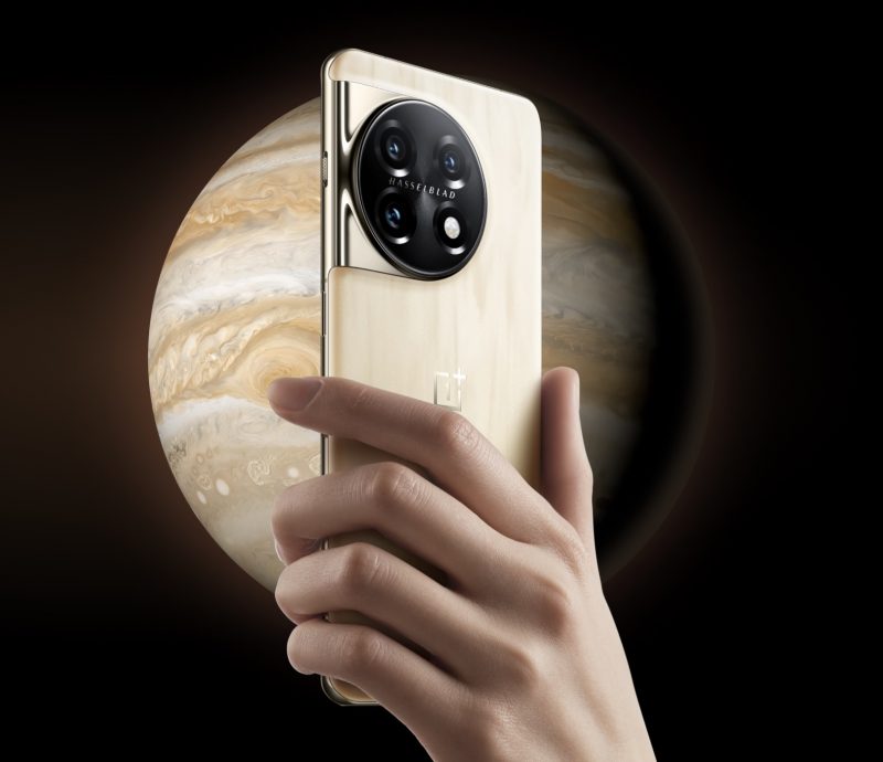 OnePlus 11 Jupiter Rock kädessä.