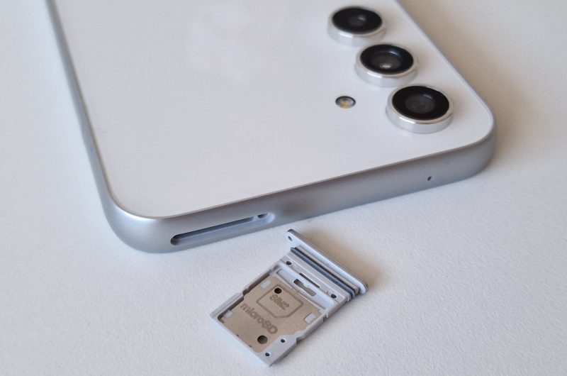 Toisen SIM-korttipaikan voi säästää myös microSD-muistikortille.