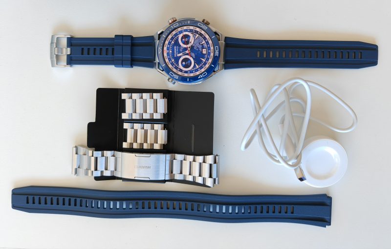 Molemmat Huawei Watch Ultimate -versiot toimitetaan laturin kanssa. Voyager Blue sisältää myös vaihtorannekkeen.