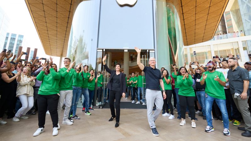 Applen toimitusjohtaja Tim Cook ja kaupoista vastaava johtaja Deirdre O'Brien olivat mukana avaamassa Apple BKC:tä. Kuva: Apple.