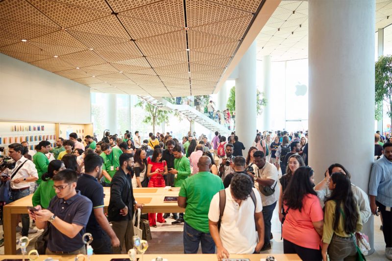 Intian ensimmäisen Apple Storen avajaiset keräsivät suuren yleisön. Kuva: Apple.