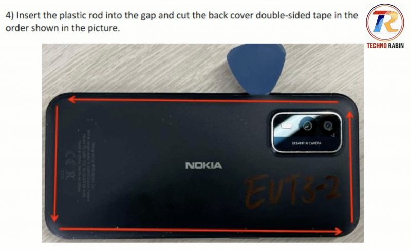 SIM-korttikelkan poistamisen ja lämmittämisen jälkeen Nokia XR21:n purkaminen lähtee liikkeelle takakansi poistamalla.